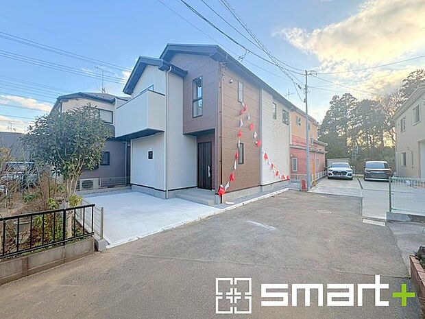 ~閑静な住宅街の立地~ ・周辺は閑静な住宅街となっておりますので、静かな暮らしをご実現いただけます。 ・前面道路の交通量も多くないので、小さなお子様がいるご家庭でもご安心ですね。