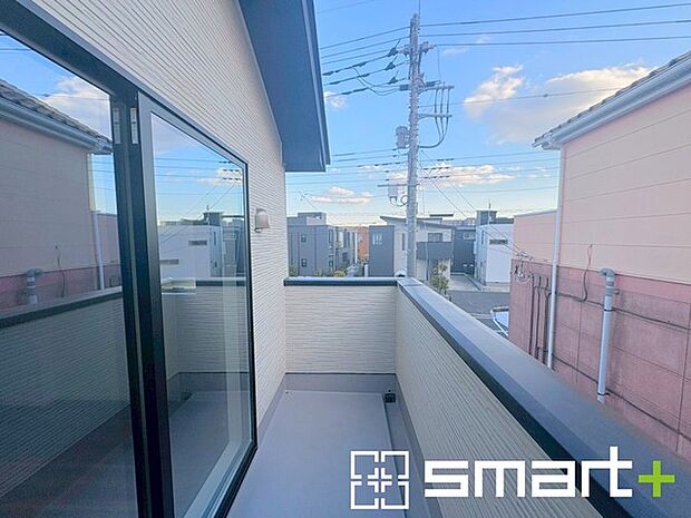 ~洗濯物も干しやすいバルコニー~ ・バルコニーには物干し竿受けが標準装備されております。 ・テラス屋根等のオプションもお気軽にご相談くださいませ。