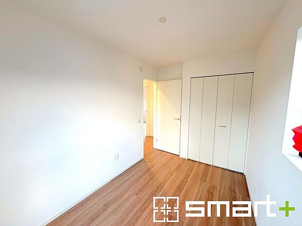 ~自然な風合いの洋室~ ・ナチュラルな色彩で纏められた洋室は家具のコーディネートもしやすくなっております。 ・どんな家具にするか考えるだけでも楽しくなってきますね。