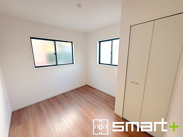 ~2面採光の明るいお部屋~ ・洋室は2面採光とする事で穏やかな陽の入る明るい空間となっております。 ・くつろぎのプライベート時間を明るい空間で穏やかにお過ごしいただけます。