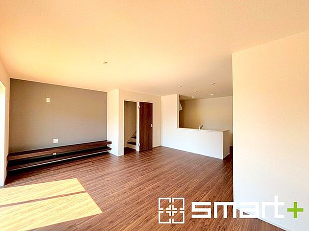 ~窓からはたっぷりの陽光~ ・穏やかな陽だまりに包まれる居心地の良いLDKは、ご家族が自然と集まる憩いのスペースに。 ・家事をしながらご家族との会話が楽しめる人気のカウンターキッチンも魅力。