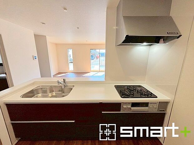 ~人気のカウンターキッチン~ ・キッチンは人気のカウンタータイプを採用。「ご家族の顔が見える」造りです。 ・蛇口に浄水器が内蔵されているなど機能面でも優れた仕様です。