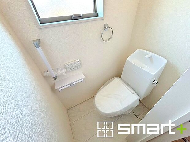 ~窓付きの明るいトイレ~ ・外からの日差しを取り込むので、昼間は窓からの光で十分ですね。 ・使用後や掃除の際に窓を開ければ、外からの新鮮な空気を取り込み素早く換気ができます。