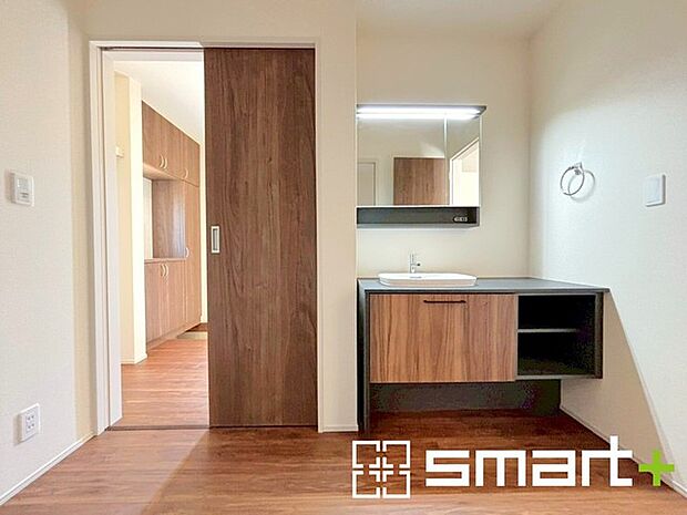 ~スタイリッシュな洗面化粧台~ ・洗面台やカウンターがスタイリッシュなデザインでオシャレな雰囲気に仕上げております。 ・洗面台の下にたっぷりの収納スペースがあり、洗剤などのストックもしまえます。