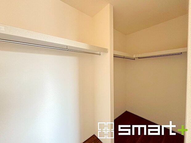 ~ウォークインクローゼット~ ・衣類をハンガーに掛けたまま収納できるウォークインクローゼットは重宝しますね。 ・季節ものや小物類なども整理整頓しやすく生活空間が広がります。