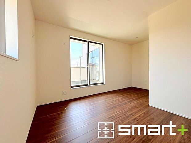 ~バルコニーに面した洋室~ ・バルコニー側の大きな窓から穏やかな陽が差し込む明るい洋室はウォークインクローゼット付。 ・ゆとりある広さでご夫婦やご兄弟でもゆったりお過ごしいただけます。