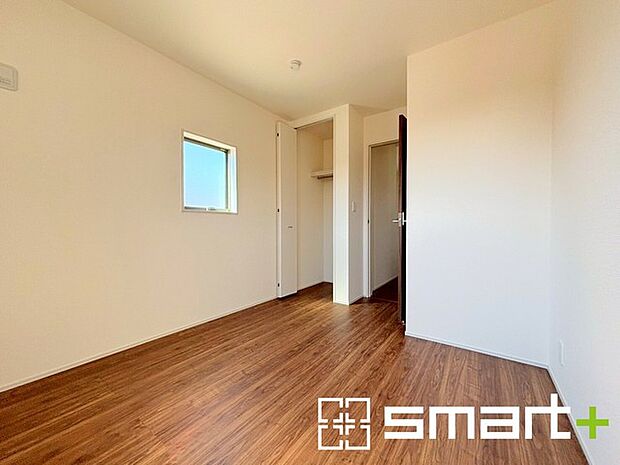 ~収納豊富な洋室~ ・各居室に備え付けの収納をご用意。タンスなどを置く場合と比べ出っ張らないので部屋の中を有効のご活用いただけます。 ・収納の広さなどぜひ現地でご確認くださいませ。