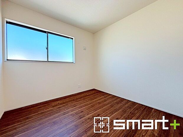 ~2面採光の明るいお部屋~ ・洋室は2面採光とする事で穏やかな陽の入る明るい空間となっております。 ・くつろぎのプライベート時間を明るい空間で穏やかにお過ごしいただけます。