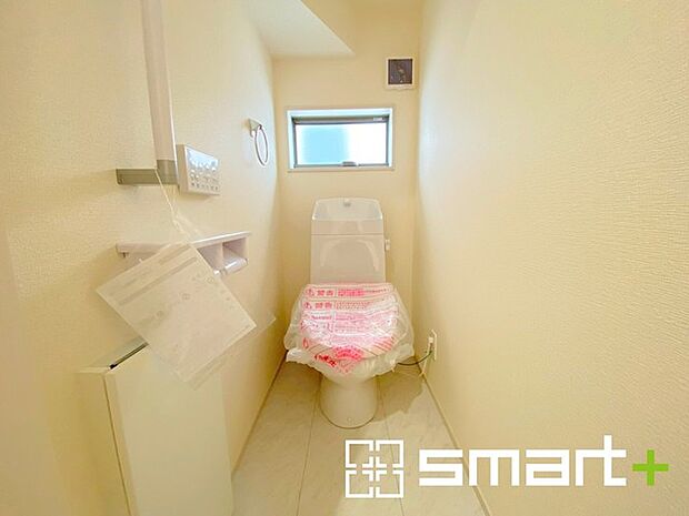 ~窓付きの明るいトイレ~ ・使用後や掃除の際に窓を開ければ、外からの新鮮な空気を取り込み素早く換気ができます。 ・埋め込み収納付きでストックや掃除用具もスッキリ片付きますね。