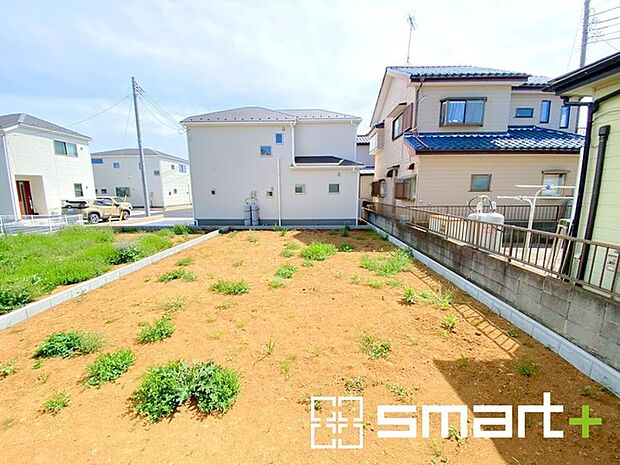 ~広々したお庭のある邸宅~ ・余裕の敷地には広いお庭もご用意。 ・ガーデニングや安らぎの空間として、倉庫を置いたりと様々な活用が可能です。 ・人工芝の敷設などもお気軽にご相談くださいませ。