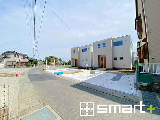 ~閑静な住宅街の立地~ ・周辺は閑静な住宅街となっておりますので、静かな暮らしをご実現いただけます。 ・前面道路の交通量も多くないので、小さなお子様がいるご家庭でもご安心ですね。