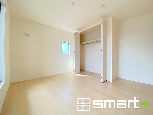 ~2面採光の明るいお部屋~ ・洋室は2面採光とする事で穏やかな陽の入る明るい空間となっております。 ・くつろぎのプライベート時間を明るい空間で穏やかにお過ごしいただけます。