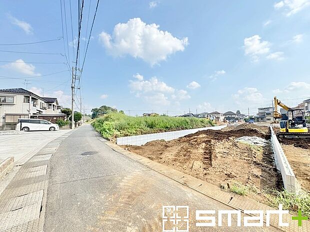 〜閑静な住宅街の立地〜 ・周辺は閑静な住宅街となっておりますので、静かな暮らしをご実現いただけます。 ・前面道路の交通量も多くないので、小さなお子様がいるご家庭でもご安心ですね。