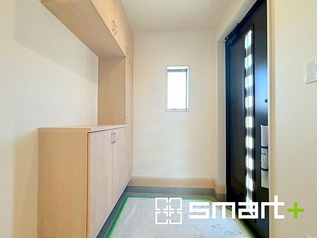 ~圧迫感のない明るい玄関~ ・窓に加えて玄関ドアのガラス部分からも穏やかな陽が入り、明るい玄関になります。 ・飾り棚としても演出できるコの字型のシューズボックスは大容量の収納力。