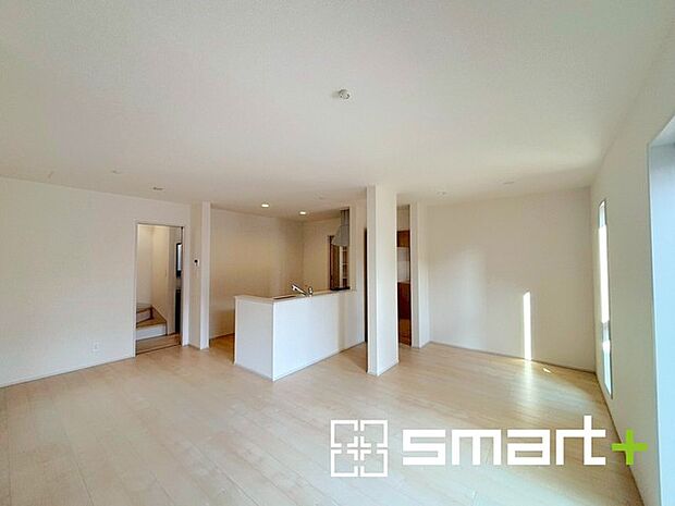 ~日当り良好のLDK~ ・穏やかな陽だまりに包まれる居心地の良いLDKは、ご家族が自然と集まる憩いのスペースに。 ・柔らかみのあるナチュラルカラーで、家具やカーテンの色も選びやすいです。