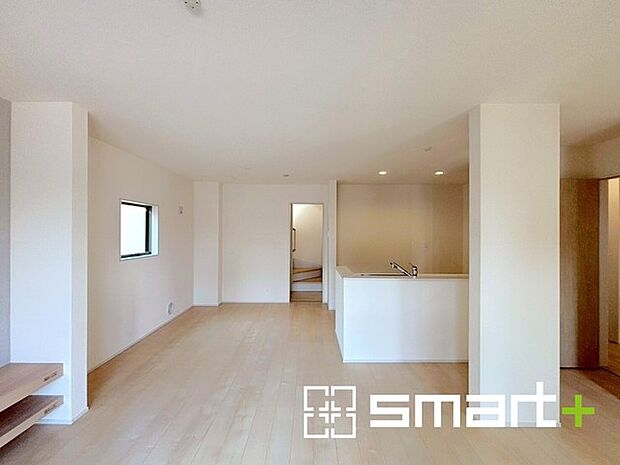 ~家族団らんにピッタリの広々リビング~ ・自然の光が降り注ぐ明るいLDKは家族団らんにピッタリ。 ・家事をしながらご家族との会話が楽しめる人気のカウンターキッチンも魅力。