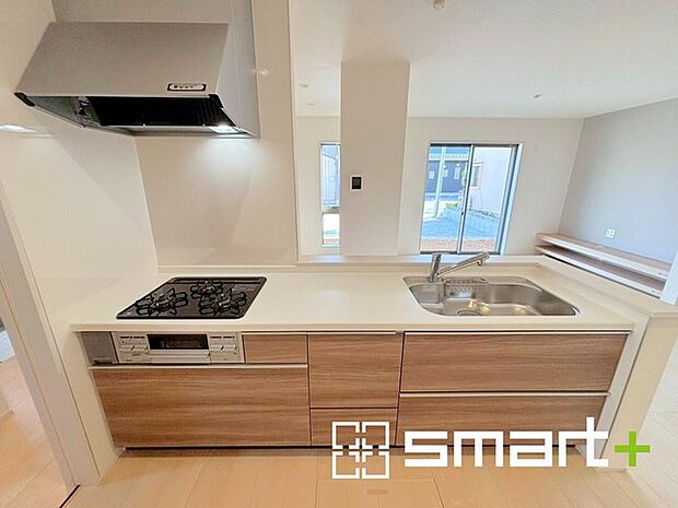 ~人気のカウンターキッチン~ ・キッチンには余計な柱が無いので、リビングが見渡せ開放感のある造りとなっております。 ・蛇口には浄水器が内蔵されるなど機能面でも優れたキッチンです。