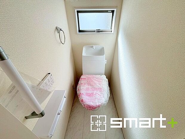 ~窓付きの明るいトイレ~ ・外からの日差しを取り込むので、昼間は窓からの光で十分ですね。 ・使用後や掃除の際に窓を開ければ、外からの新鮮な空気を取り込み素早く換気ができます。