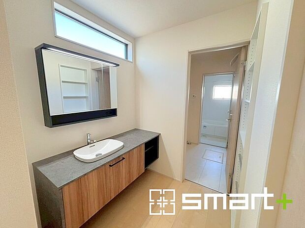 ~スタイリッシュな洗面化粧台~ ・洗面台やカウンターがスタイリッシュなデザインでオシャレな雰囲気に仕上げております。 ・洗面台の下にたっぷりの収納スペースがあり、洗剤などのストックもしまえます。