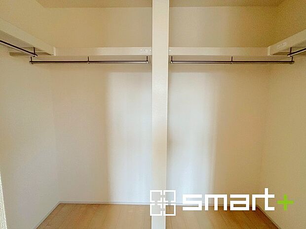 ~ウォークインクローゼット~ ・衣類をハンガーに掛けたまま収納できるウォークインクローゼットは重宝しますね。 ・季節ものや小物類なども整理整頓しやすく生活空間が広がります。