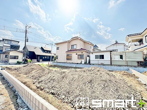 〜ベタ基礎でしっかりとした土台〜 ・コンクリートの中に鉄筋を配し強度を高めた「ベタ基礎」を採用。 ・しっかりとした土台を造ったうえで、その上に建物が築造されていきます。 