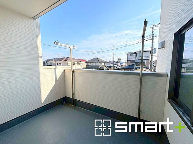 ~屋根付きのバルコニー~ ・バルコニーは屋根付きなので急な雨でも安心です。 ・奥行きもあるので洗濯物が干しやすいのも嬉しいポイントですね。