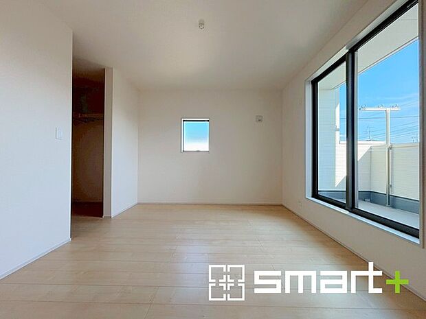 ~バルコニーに面した洋室~ ・バルコニー側の大きな窓から穏やかな陽が差し込む明るい洋室はウォークインクローゼット付。 ・ゆとりある広さでご夫婦やご兄弟でもゆったりお過ごしいただけます。