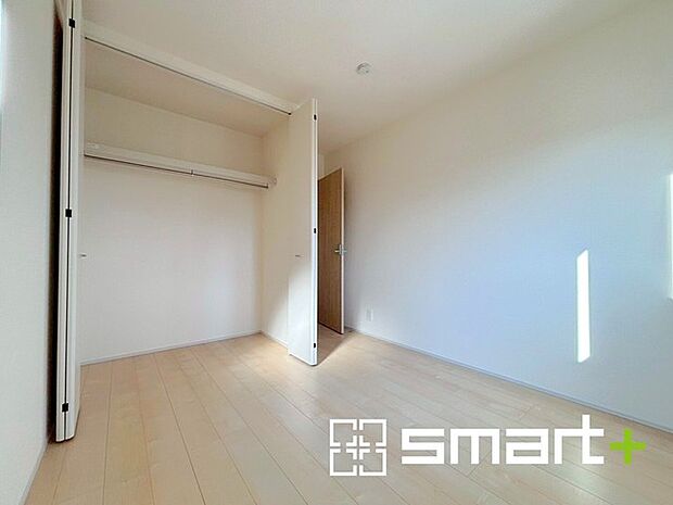 ~2面採光の明るいお部屋~ ・洋室は2面採光とする事で穏やかな陽の入る明るい空間となっております。 ・お子様のプレイルームや趣味のお部屋などにも便利ですね。