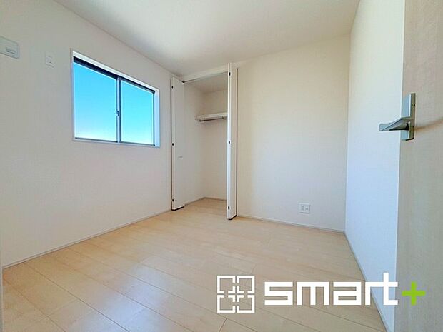 ~明るく暖かな光が差し込む洋室~ ・窓からたっぷりの光が舞い込み、お部屋全体を優しく包み込んでくれます。 ・くつろぎのプライベート時間を明るい空間で穏やかにお過ごしいただけます。