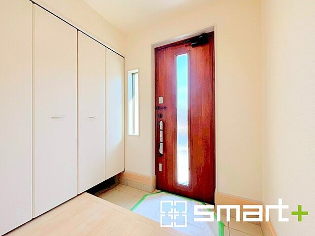 ~穏やかな陽が入る玄関~ ・窓に加えて玄関ドアのガラス部分からも穏やかな陽が入り、明るい玄関になります。 ・備え付けのシューズボックスはミラー付なのでお出かけ前のチェックに大活躍。