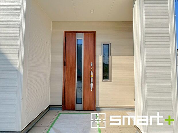 ~お住まいの顔「玄関」~ ・玄関ドアの上にはもちろん軒がございますので、雨の日でも濡れずに鍵の開閉が可能です。 ・鍵は防犯性に優れたディンプルキーを採用。