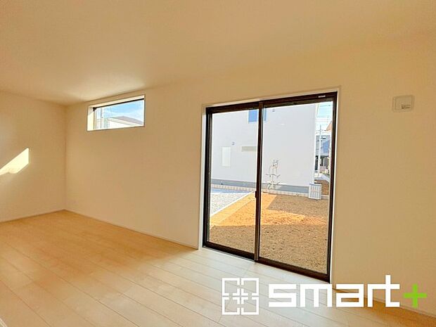 ~穏やかな陽の入るLDK~ ・大きな窓のあるLDKは陽当りも良好で明るい空間となっております。 ・ご家族団らんなど過ごす時間の多いLDKが明るいのは嬉しいポイントですね。