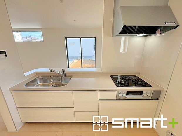 ~人気のカウンターキッチン~ ・キッチンは人気のカウンタータイプを採用。「ご家族の顔が見える」造りです。 ・蛇口に浄水器が内蔵されているなど機能面でも優れた仕様です。