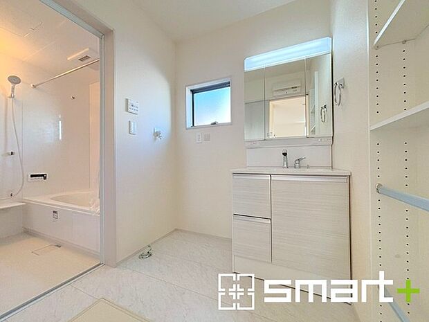 ~明るい洗面スペース~ ・窓から明るい陽が入り、気持ちよく朝の支度ができますね。 ・使い勝手の良い三面鏡タイプのシャワー付き洗面化粧台。鏡の裏に収納があるので洗面台周りもスッキリ。