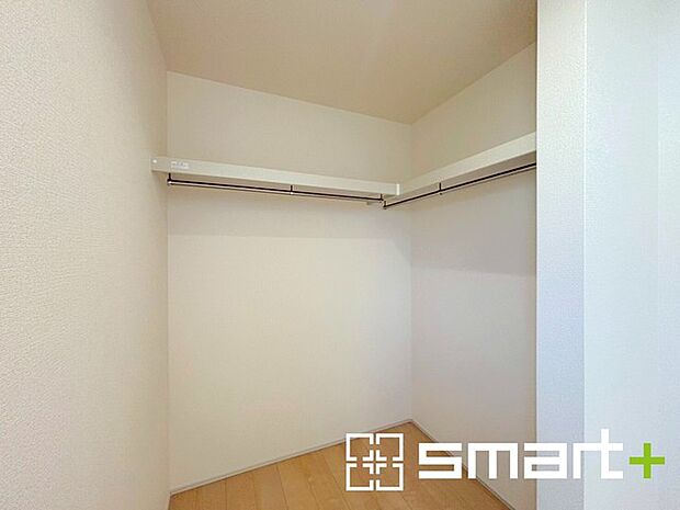 ~ウォークインクローゼット~ ・衣類をハンガーに掛けたまま収納できるウォークインクローゼットは重宝しますね。 ・季節ものや小物類なども整理整頓しやすく生活空間が広がります。