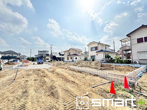 〜ベタ基礎でしっかりとした土台〜 ・コンクリートの中に鉄筋を配し強度を高めた「ベタ基礎」を採用。 ・しっかりとした土台を造ったうえで、その上に建物が築造されていきます。