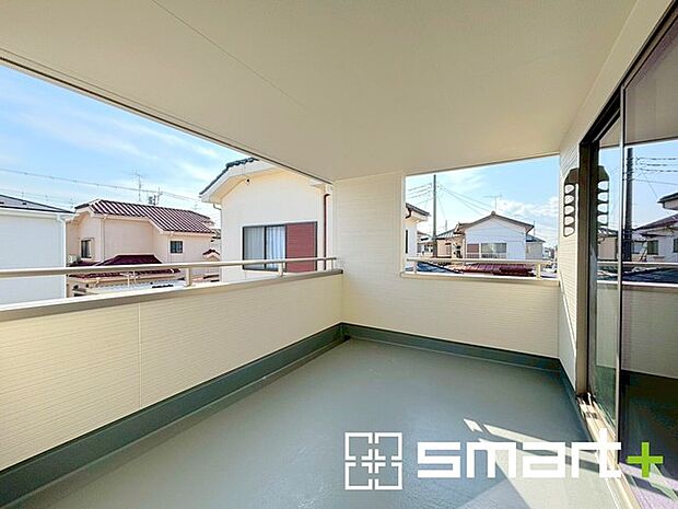 ~屋根付きのバルコニー~ ・バルコニーは屋根付きなので急な雨でも安心です。 ・奥行きもあるので洗濯物が干しやすいのも嬉しいポイントですね。