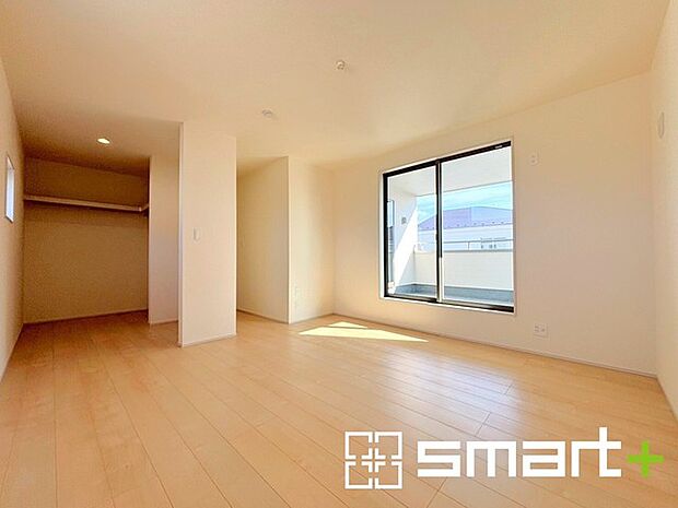 ~バルコニーに面した洋室~ ・バルコニー側の大きな窓から穏やかな陽が差し込む明るい洋室はウォークインクローゼット付。 ・ゆとりある広さでご夫婦やご兄弟でもゆったりお過ごしいただけます。