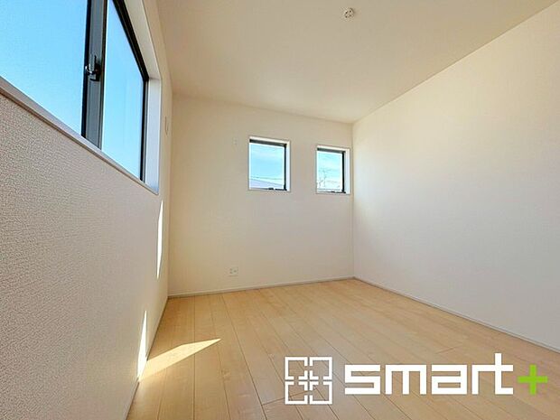 ~収納豊富な洋室~ ・各居室に備え付けの収納をご用意。タンスなどを置く場合と比べ出っ張らないので部屋の中を有効のご活用いただけます。 ・収納の広さなどぜひ現地でご確認くださいませ。