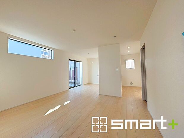 ~家族団らんにピッタリの広々リビング~ ・自然の光が降り注ぐ明るいLDKは家族団らんにピッタリ。 ・隣接の和室を続き間として利用すれば21帖超の広々空間になります。