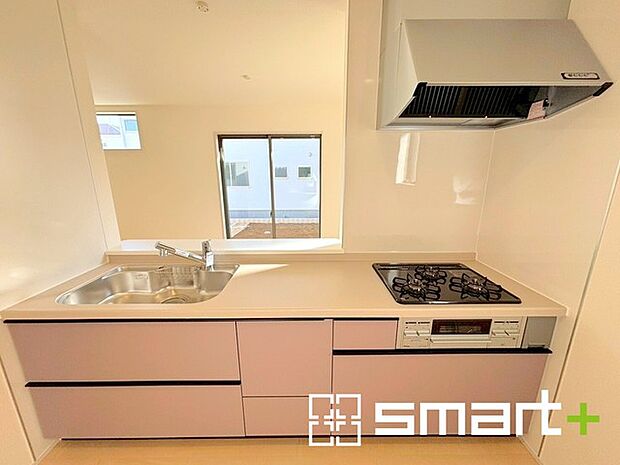 ~人気のカウンターキッチン~ ・キッチンは人気のカウンタータイプを採用。「ご家族の顔が見える」造りです。 ・蛇口に浄水器が内蔵されているなど機能面でも優れた仕様です。