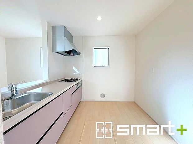 ~使い勝手の良いシステムキッチン~ ・料理がしやすい設計のキッチンでお料理もはかどりますね。 ・もちろんキッチン下部は収納になっておりますので、フライパンなども収納可能です。