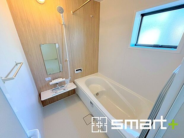 ~浴室乾燥機付きの浴室~ ・浴室には乾燥機が付いているので雨の日でも洗濯物を干すことが可能です。 ・水はけの良い床材など機能面も充実。マイクロバルなどオプションもご相談くださいませ。