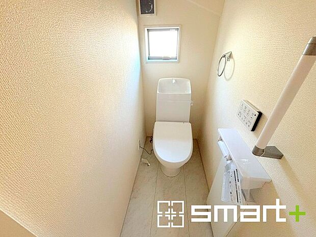 ~ウォシュレット付トイレ~ ・小窓から光が差し込む明るいトイレ。使用後や掃除の際には換気もしやすく快適ですね。 ・清潔感あるウォシュレット付です。