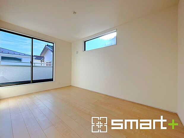 ~バルコニーに面した洋室~ ・バルコニー側の大きな窓から穏やかな陽が差し込む明るい洋室はゆとりある広さ。 ・ご夫婦やご兄弟でもゆったりとお過ごしいただけます。