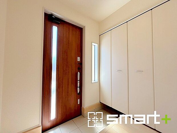 ~穏やかな陽が入る玄関~ ・玄関ドアにガラス部分を設ける事で穏やかな陽の入る玄関になります。 ・備え付けのシューズボックスはミラー付なのでお出かけ前のチェックに大活躍。