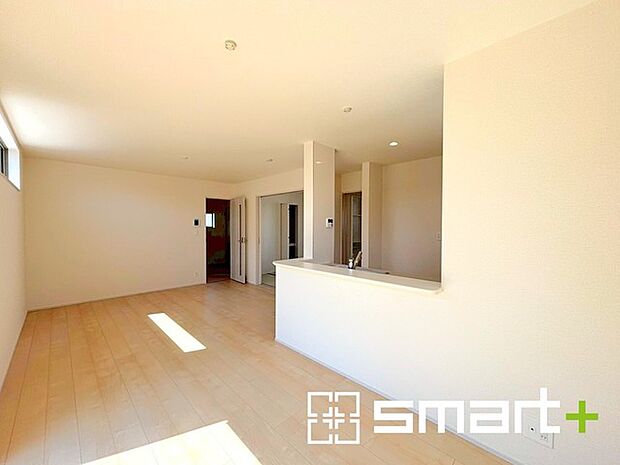 ~窓からはたっぷりの陽光~ ・穏やかな陽だまりに包まれる居心地の良いLDKは、ご家族が自然と集まる憩いのスペースに。 ・家事をしながらご家族との会話が楽しめる人気のカウンターキッチンも魅力。