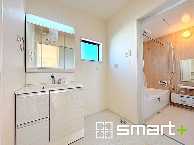 ~明るい洗面スペース~ ・窓から明るい陽が入り、気持ちよく朝の支度ができますね。 ・使い勝手の良い三面鏡タイプのシャワー付き洗面化粧台。鏡の裏に収納があるので洗面台周りもスッキリ。