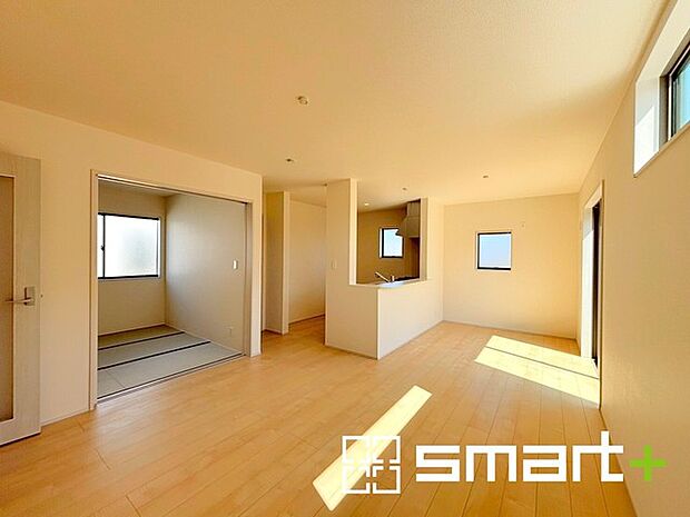 ~家族団らんにピッタリの広々リビング~ ・自然の光が降り注ぐ明るいLDKは家族団らんにピッタリ。 ・隣接の和室を続き間として利用すれば20帖超の広々空間になります。