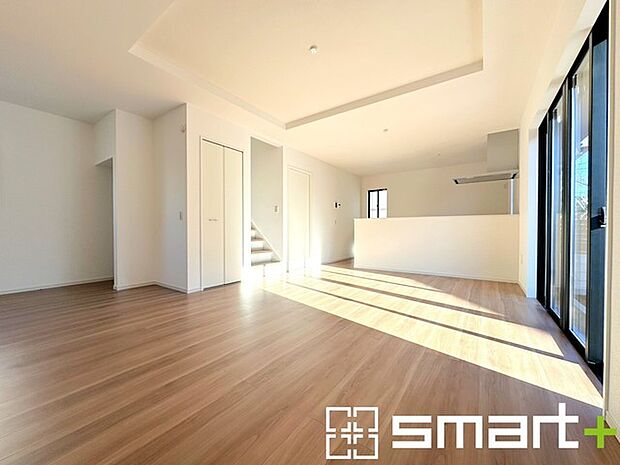 〜余裕の空間が広がるＬＤＫ〜 ・22.2帖あるＬＤＫはご家族団らんのお時間を余裕の広さで演出してくれます。 ・ご内覧の際は家具の配置などもイメージしながらご覧くださいませ。 